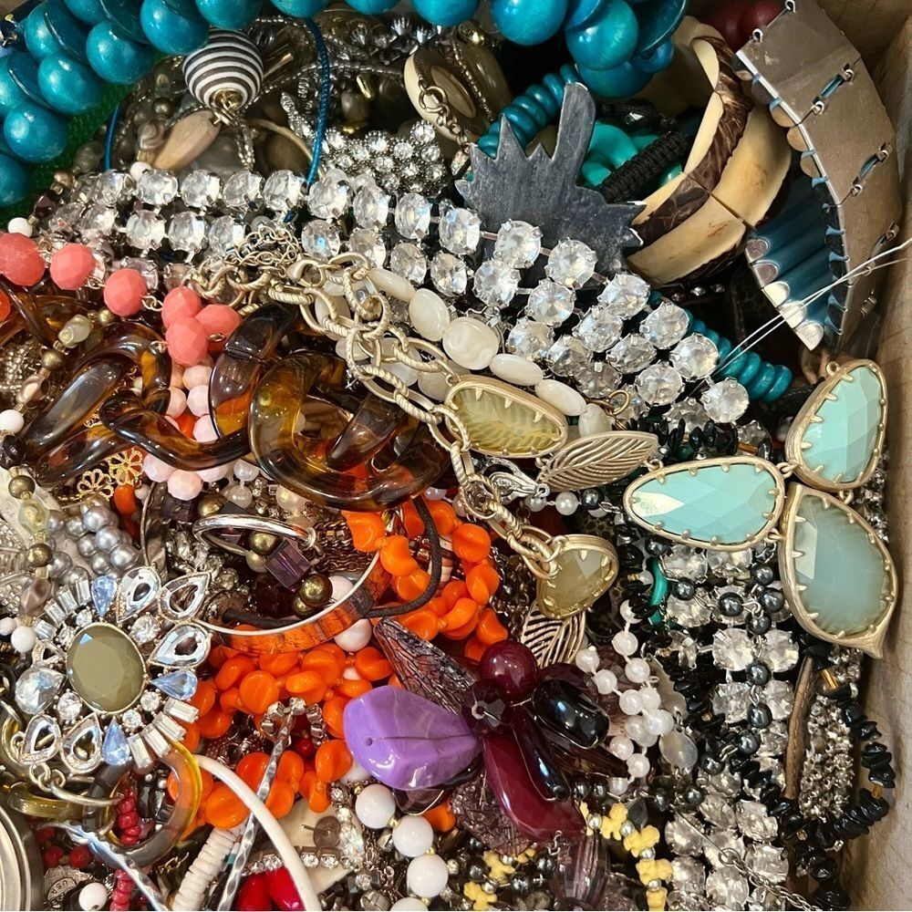 3 LB “BOTTOM OF BOX” MYSTERY JEWELRY LOT~ Hidden treasures from Jewelry Haul - Picture 7 of 11